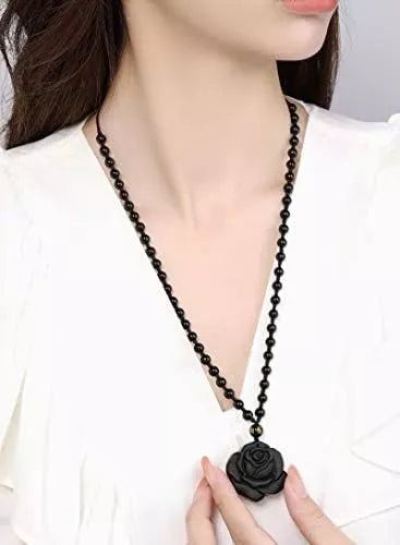 Collar de Rosa Negra Esculpida en Obsidiana