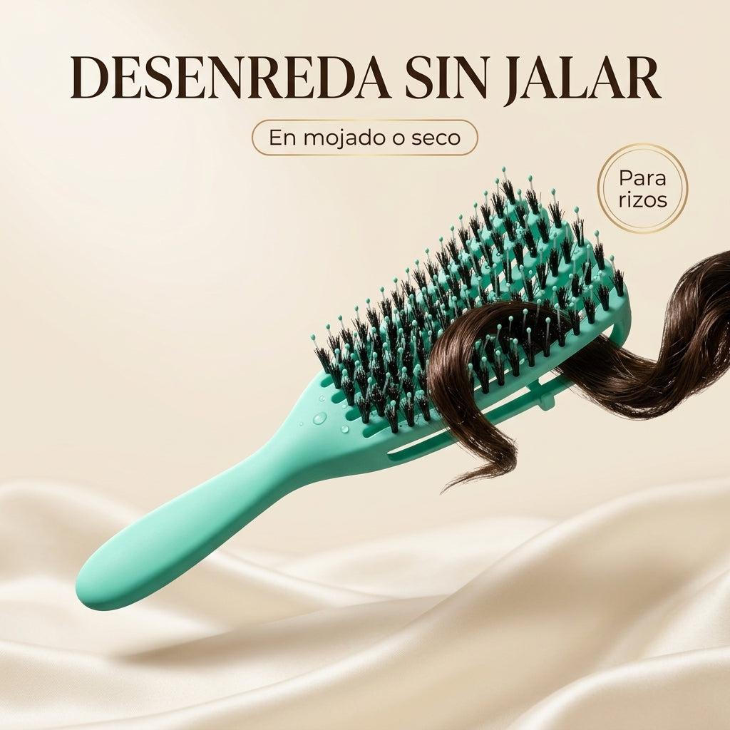 Cepillo desenredante verde menta para rizos con un rizo castaño, desenreda sin jalar en mojado o seco
