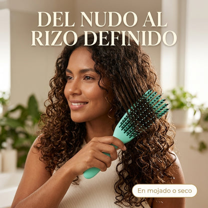 Mujer de pelo rizado peinándose con el cepillo desenredante verde menta